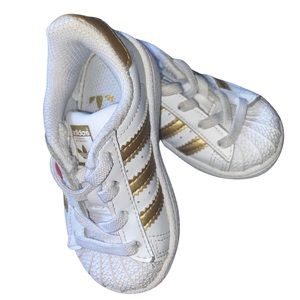 Adorable she’ll toe kids Adidas- Size 5K